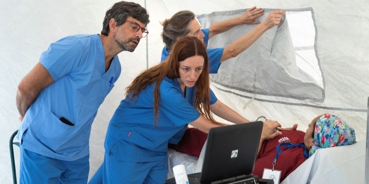 Equipo médico del hospital START atendiendo a un paciente en Venezuela