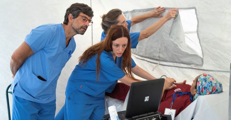 Equipo médico del hospital START atendiendo a un paciente en Venezuela