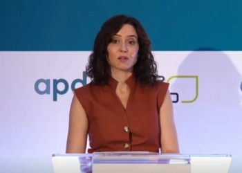 Isabel Díaz Ayuso durante una conferencia sobre legalidad en consulados