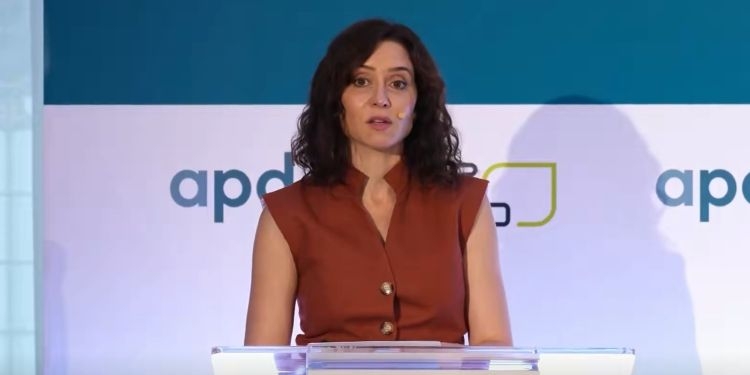 Isabel Díaz Ayuso durante una conferencia sobre legalidad en consulados