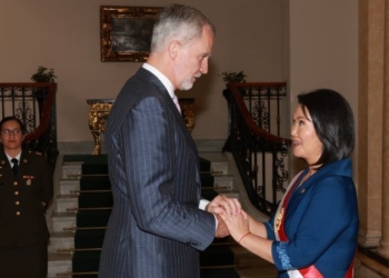 El Rey Felipe VI y Keiko Fujimori durante la ceremonia de investidura en Perú.