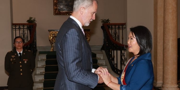 El Rey Felipe VI y Keiko Fujimori durante la ceremonia de investidura en Perú.