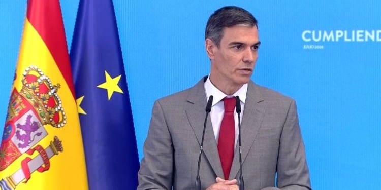 Pedro Sánchez defendiendo política exterior en conferencia de prensa