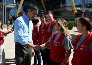 Pedro Sánchez saluda a voluntarios del hospital START en el aeropuerto