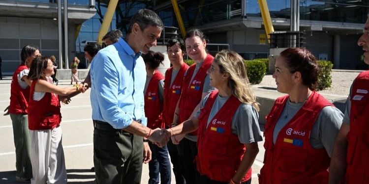 Pedro Sánchez saluda a voluntarios del hospital START en el aeropuerto