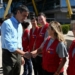 Pedro Sánchez saluda a voluntarios del hospital START en el aeropuerto