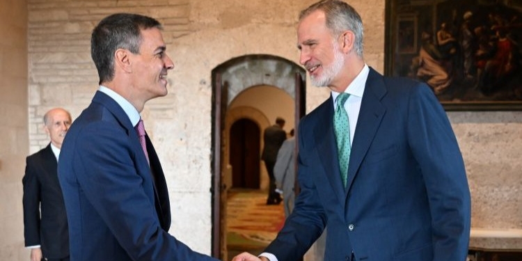 Pedro Sánchez y Rey Felipe VI se saludan en Mallorca