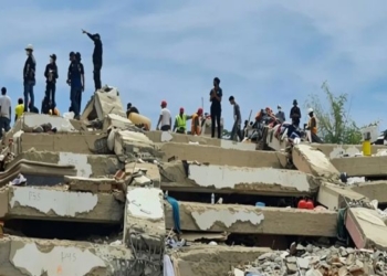 Rescatistas buscan sobrevivientes entre escombros tras terremoto en Venezuela