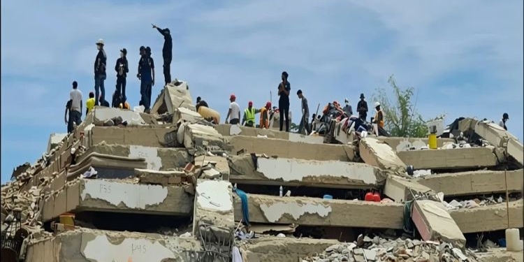 Rescatistas buscan sobrevivientes entre escombros tras terremoto en Venezuela