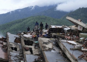 Edificios destruidos tras el terremoto en Venezuela con personas en la escena