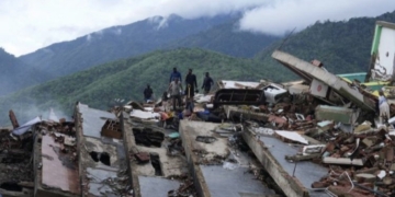Edificios destruidos tras el terremoto en Venezuela con personas en la escena