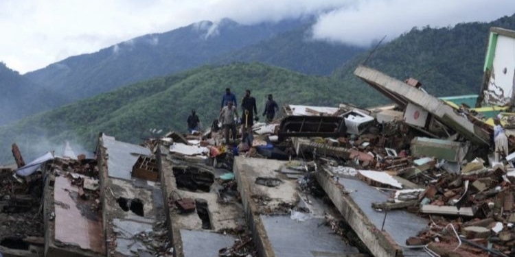 Edificios destruidos tras el terremoto en Venezuela con personas en la escena