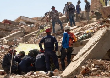 Rescatistas trabajando entre escombros tras un terremoto en Venezuela