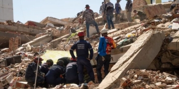 Rescatistas trabajando entre escombros tras un terremoto en Venezuela