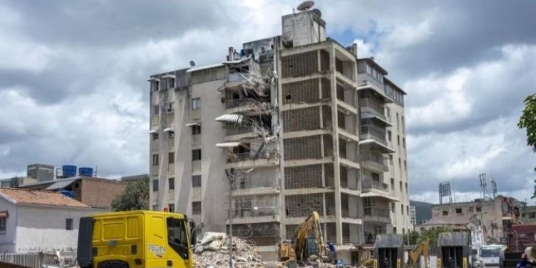 Edificio dañado por el terremoto en Venezuela con escombros alrededor.
