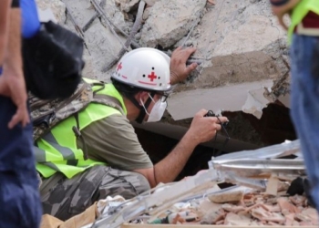 Rescatistas trabajando en los escombros tras el terremoto en Venezuela