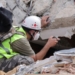 Rescatistas trabajando en los escombros tras el terremoto en Venezuela