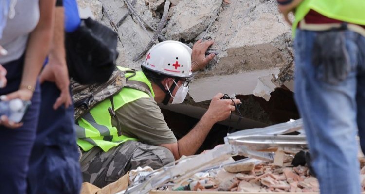 Rescatistas trabajando en los escombros tras el terremoto en Venezuela