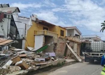 Edificios dañados por el terremoto en Venezuela con escombros visibles