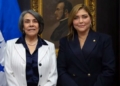 Ana Paola Hall y Mireya Agüero durante la toma de posesión como embajadora.