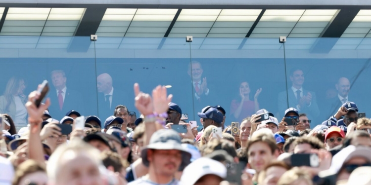 Trump y Sánchez en el palco del Mundial rodeados de aficionados