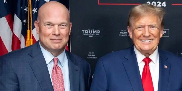 Matt Whitaker y Donald Trump posando juntos en un evento