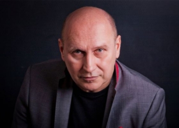 Retrato del pianista Włodek Pawlik en un fondo oscuro