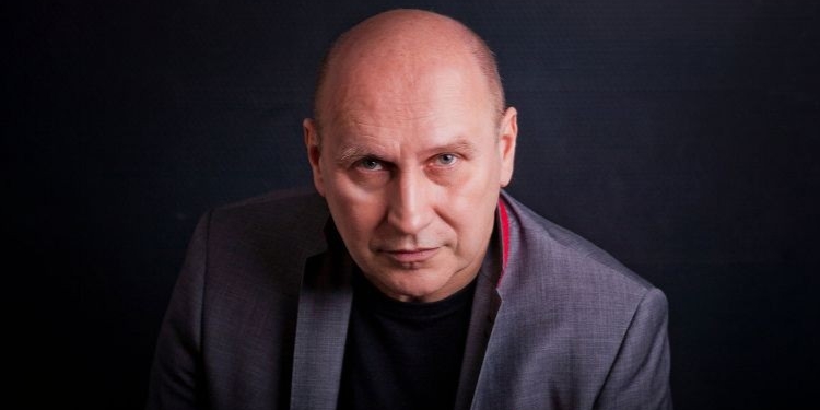 Retrato del pianista Włodek Pawlik en un fondo oscuro