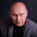 Retrato del pianista Włodek Pawlik en un fondo oscuro