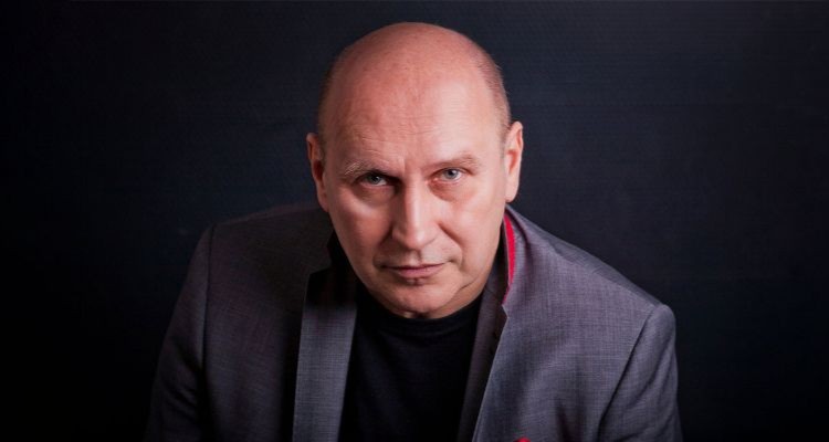 Retrato del pianista Włodek Pawlik en un fondo oscuro