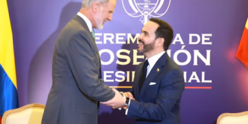 Felipe VI y Albares escenifican en Colombia la apuesta de España por la nueva etapa con De la Espriella