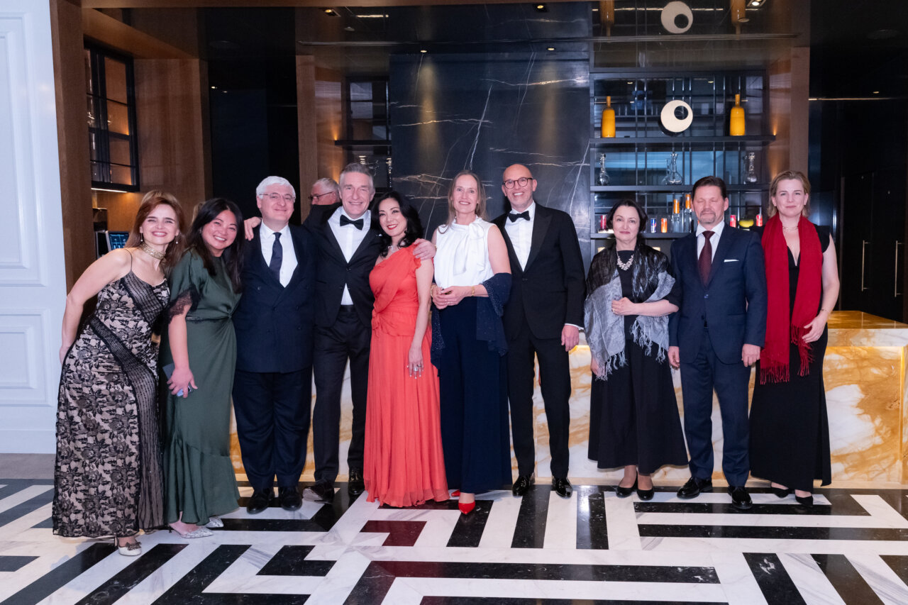 Grupo de personas en una cena de gala de AIDE en Madrid