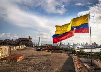 Vista de la bandera de Colombia ondeando en Cartagena
