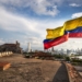 Vista de la bandera de Colombia ondeando en Cartagena