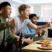 Grupo de amigos emocionados viendo un partido deportivo en casa