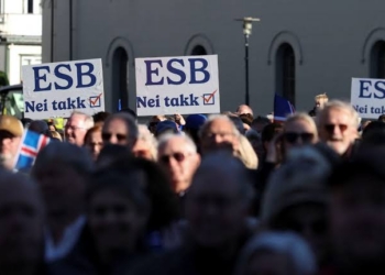 Multitud de personas sosteniendo carteles en contra de la Unión Europea en Islandia