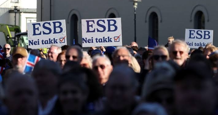 Multitud de personas sosteniendo carteles en contra de la Unión Europea en Islandia