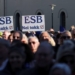 Multitud de personas sosteniendo carteles en contra de la Unión Europea en Islandia