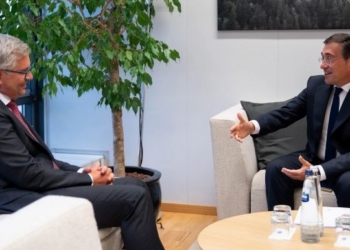 José Manuel Albares y Magnus Brunner en reunión en Bruselas