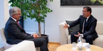 José Manuel Albares y Magnus Brunner en reunión en Bruselas