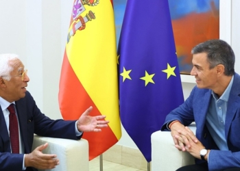 António Costa y Pedro Sánchez conversando en Madrid