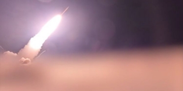 Lanzamiento de un misil en un ataque militar