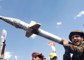 Milicia hutí sosteniendo un misil durante una manifestación en Yemen.
