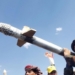 Milicia hutí sosteniendo un misil durante una manifestación en Yemen.