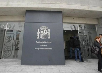 Entrada de la Audiencia Nacional con el logo de la Fiscalía y Abogacía del Estado