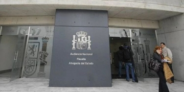 Entrada de la Audiencia Nacional con el logo de la Fiscalía y Abogacía del Estado