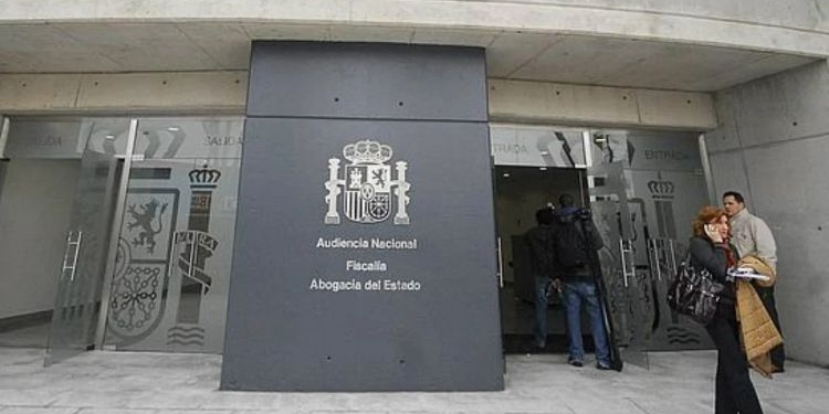 Entrada de la Audiencia Nacional con el logo de la Fiscalía y Abogacía del Estado