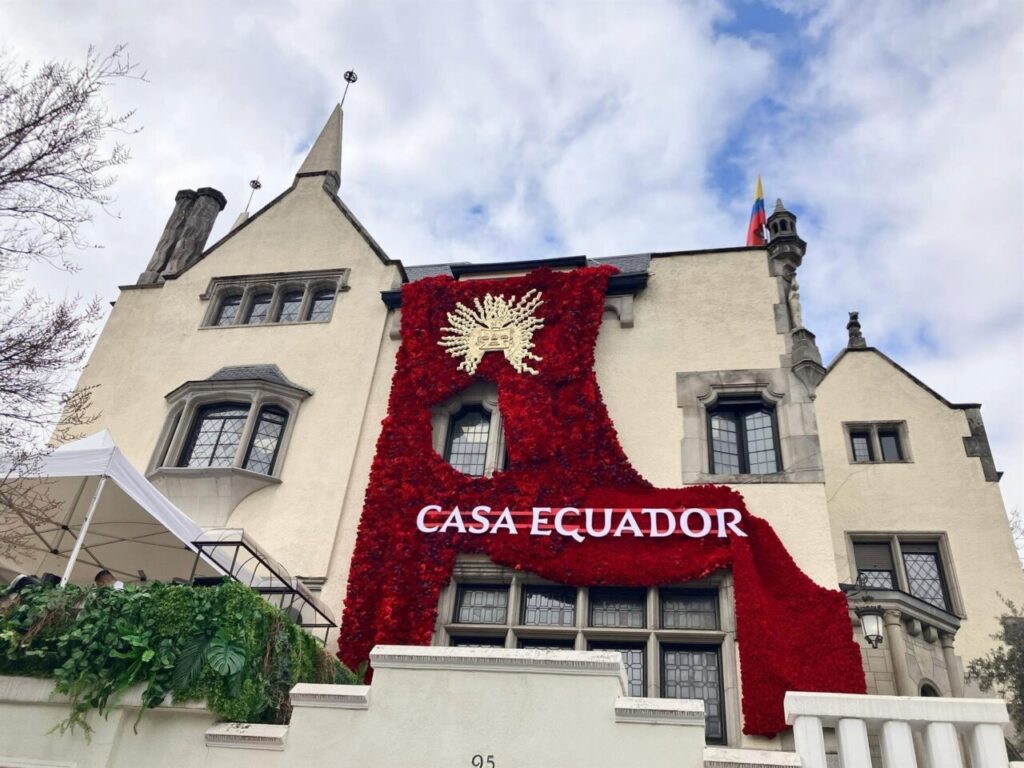 Fachada del Palacete de Serrano decorada para Casa Ecuador en Madrid