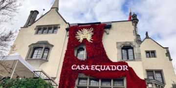 Fachada del Palacete de Serrano decorada para Casa Ecuador en Madrid
