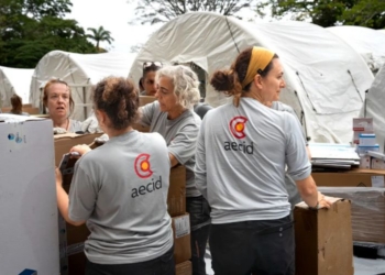 Grupo de cooperantes de AECID trabajando en un campamento de ayuda